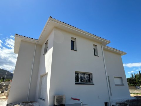 Installation de gouttières autour d'une maison à Saint-Estève